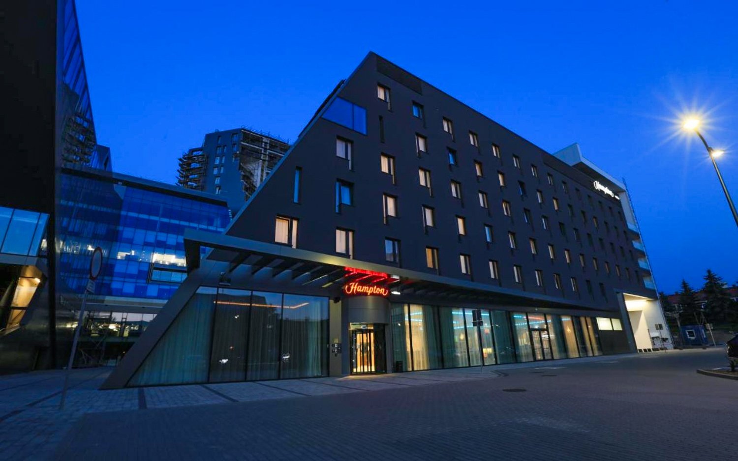 Poľsko pri Mazurských jazerách v Hampton by Hilton Olsztyn *** s polpenziou a fitness + deti do 16 r. zdarma