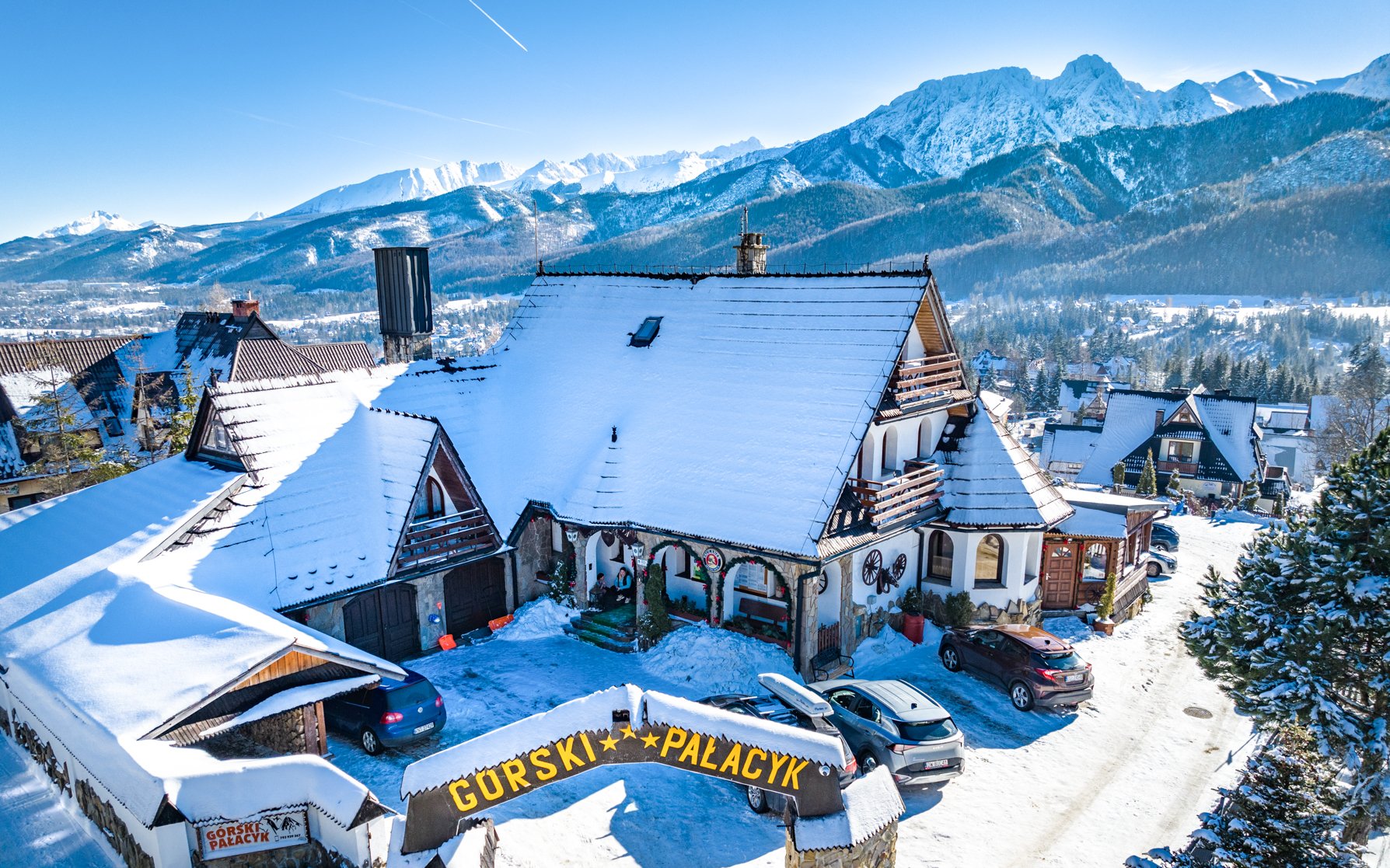 Poľské Tatry pri Zakopanom: Komplex Górski Pałacyk *** s raňajkami/polpenziou a zľavou na termálne kúpele<br/>Komplex Górski Pałacyk ***, Salamandra 16, Kościelisko 34-511, info@gorskipalacyk.pl