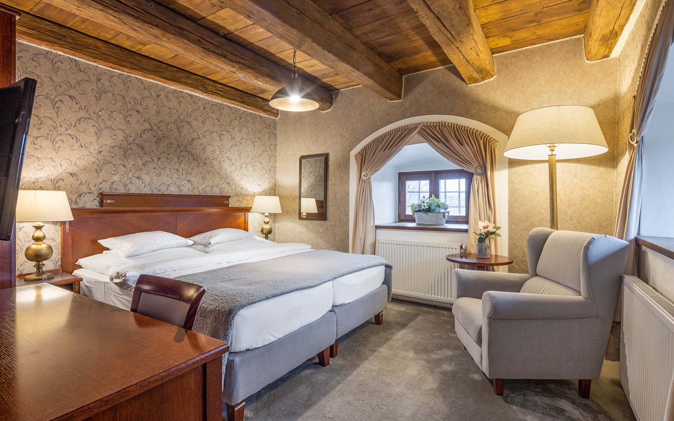 Praha: Romantický Pytloun Zámocký Hotel Ctěnice **** v izbe Deluxe s raňajkami, tapas a vstupmi na výstavy<br/>Pytloun Chateau Hotel Ctěnice ****, Bohdanečská 259, Praha-Vinoř 190 17, ctenice@pytloun-hotels.cz