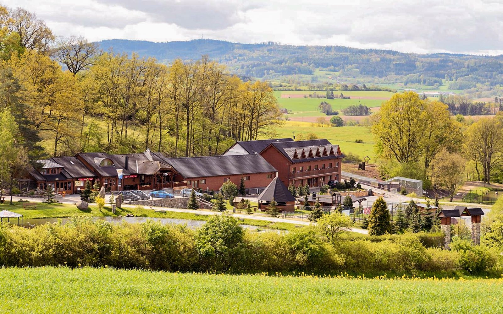 Stredné Čechy pri Sedlčanoch v Resorte Hulín s polpenziou, bowlingom a vstupom do minizoo + parkovanie zdarma<br/>Resort Hulín, Hulín 10, Hulín Sedlčany 26401, recepce@resorthulin.cz