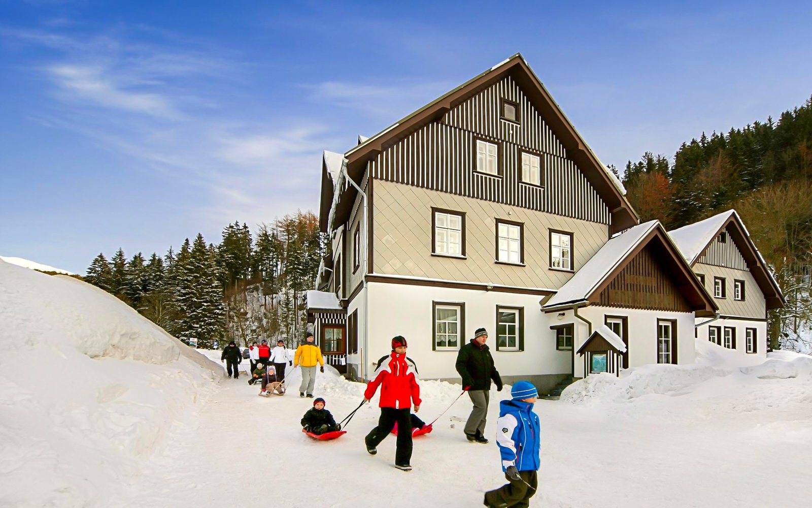 Krkonoše: Špindlerův Mlýn blízko aquaparku v Hoteli Hradec ***: raňajky/polpenzia + wellness a soľná jaskyňa