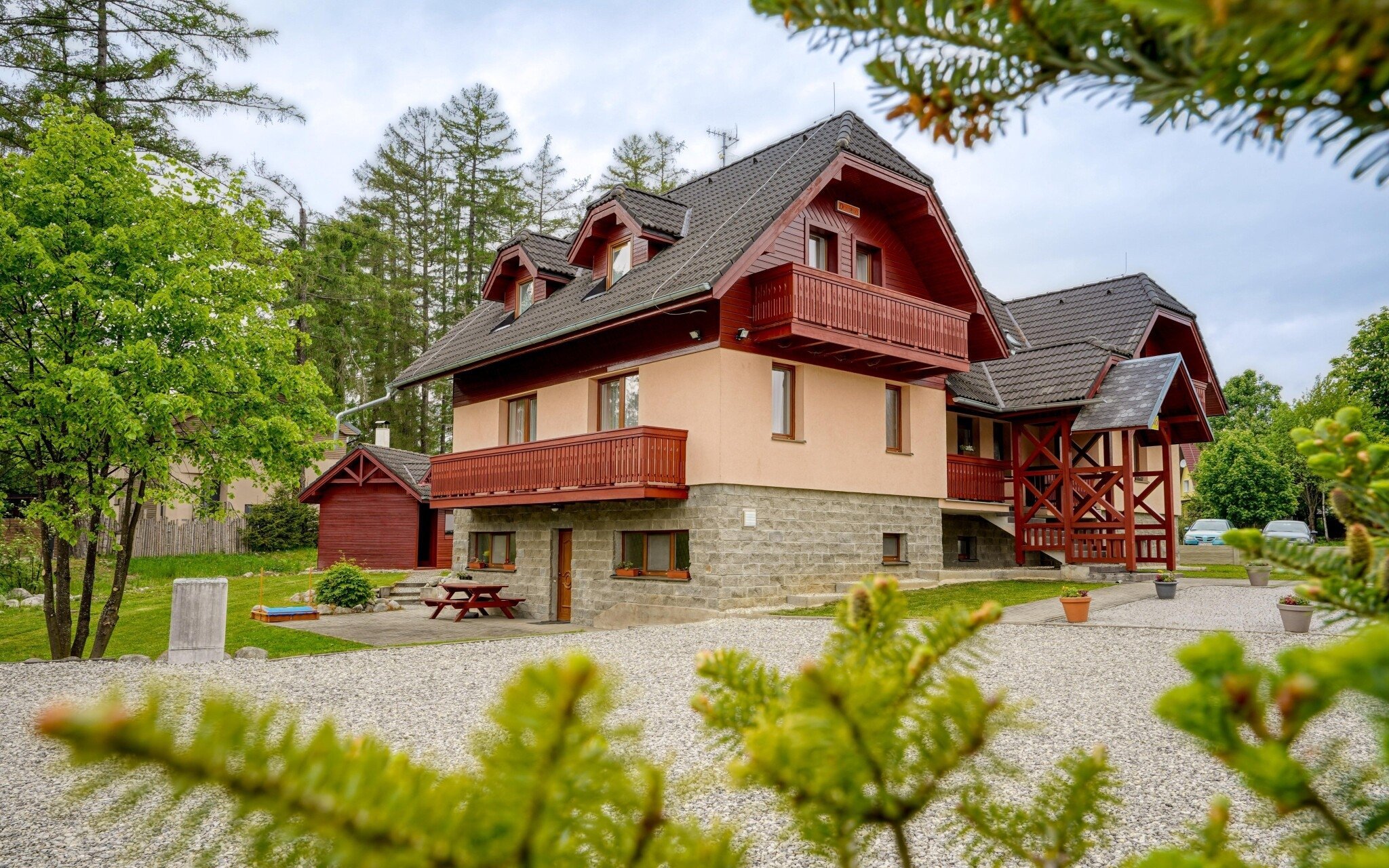 Vysoké Tatry: Pobyt vo Ville Domino s raňajkami, sladkým darčekom, masážnou vaňou a zľavou do wellness centra<br/>Villa Domino, Stará Lesná 424, Tatranská Lomnica 05960, info@villadomino.com