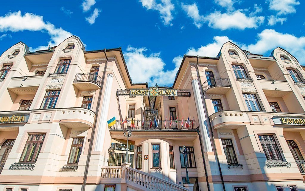 Trenčianske Teplice: Hotel Most Slávy *** s neobmedzeným wellness, kúpeľným bazénom a polpenziou + 4 procedúry