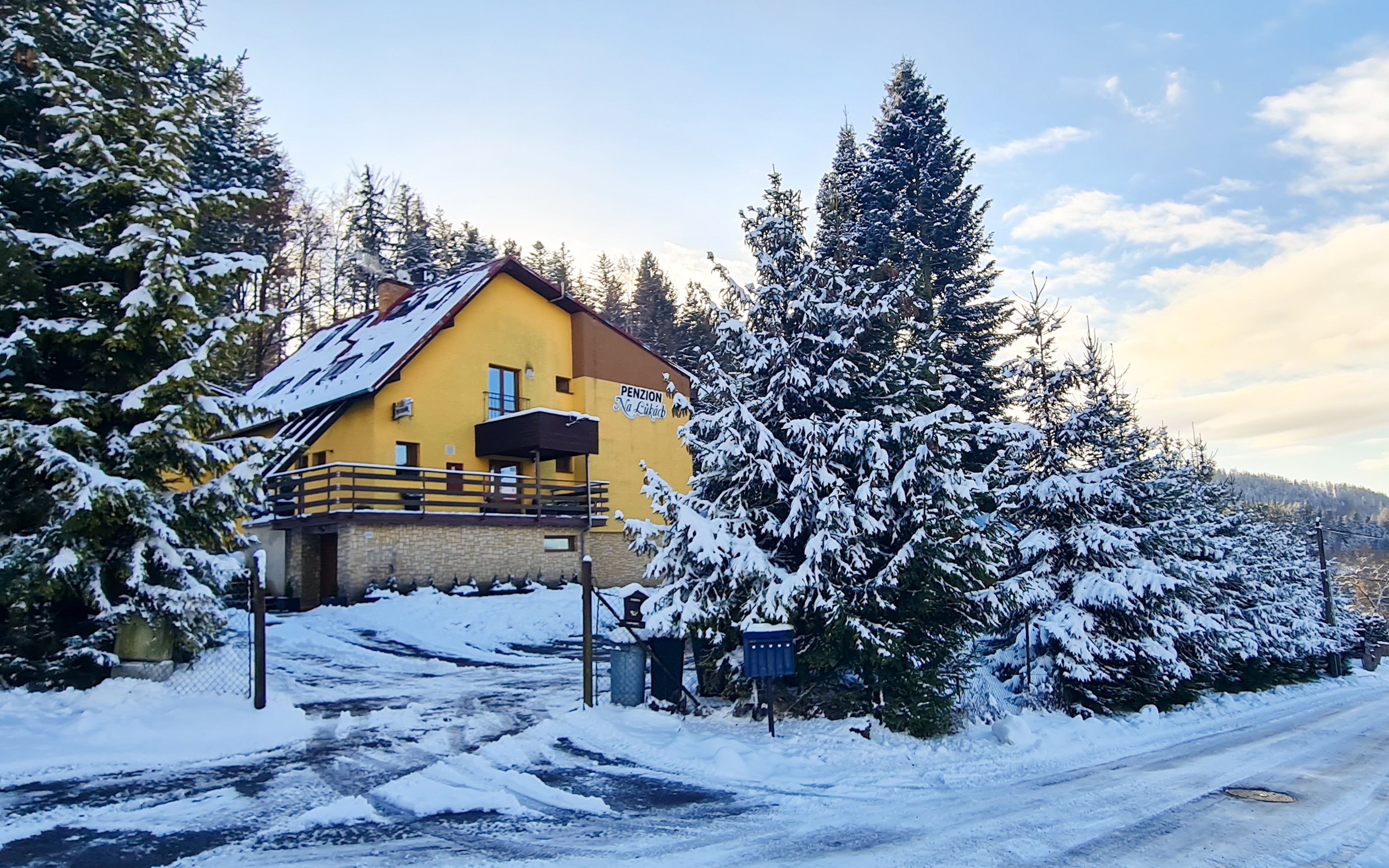 Beskydy pri Pustevenách a ski areáloch: Penzión Na Lůkach s polpenziou, saunou, kúpacou kaďou a skibusom