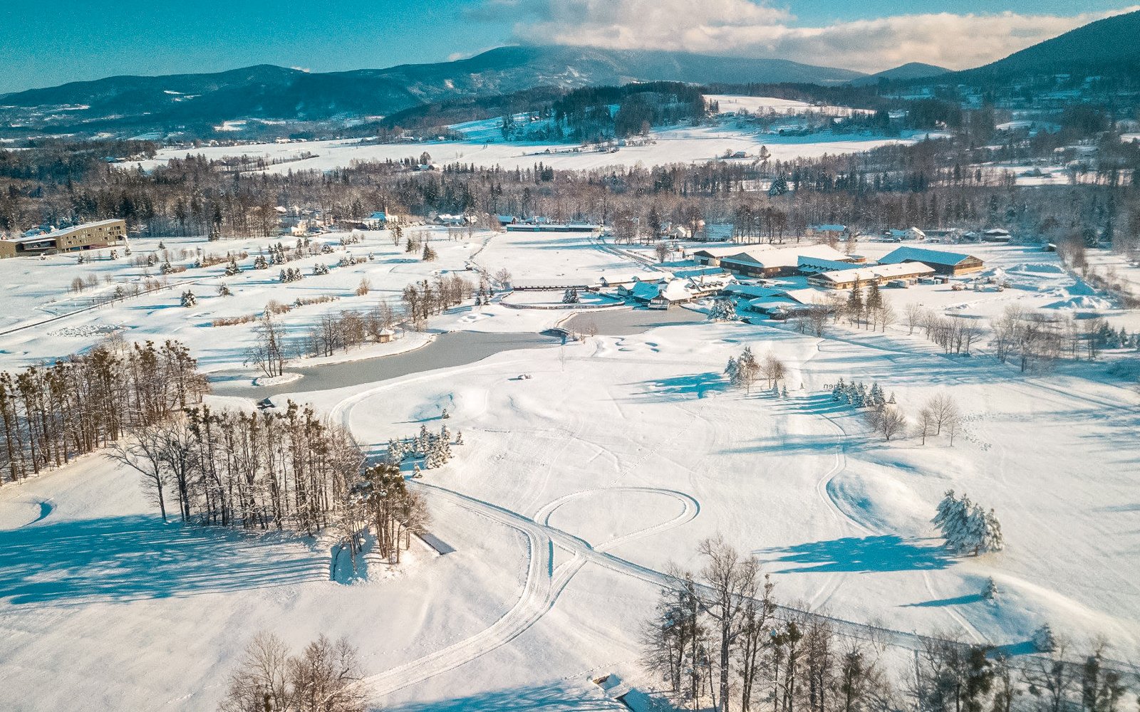 Beskydy pri skiareáloch a bežkárskej Snow Arene v rezorte Prosper Golf Čeladná *** s raňajkami