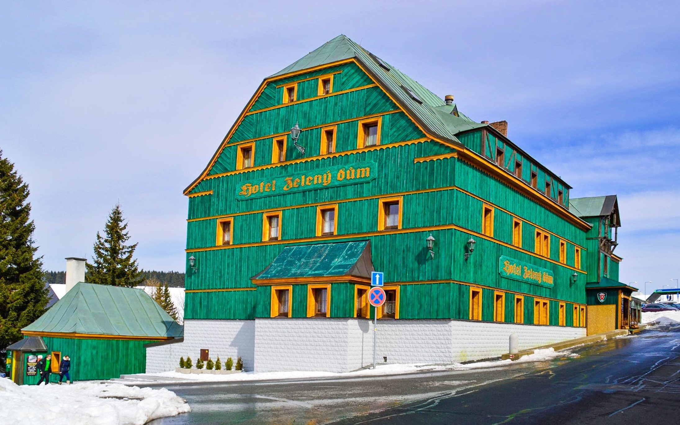 Pobyt v srdci Krušných hôr len 200 m od ski areálu: Hotel Zelený Dům *** s polpenziou a karlovarskými oblátkam