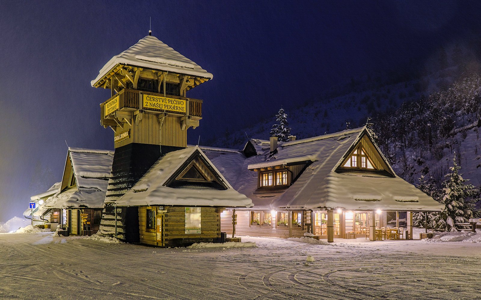 Nízke Tatry neďaleko lyžiarskych areálov v Penzióne Stará Zvonica s raňajkami a privátnym wellness + víno