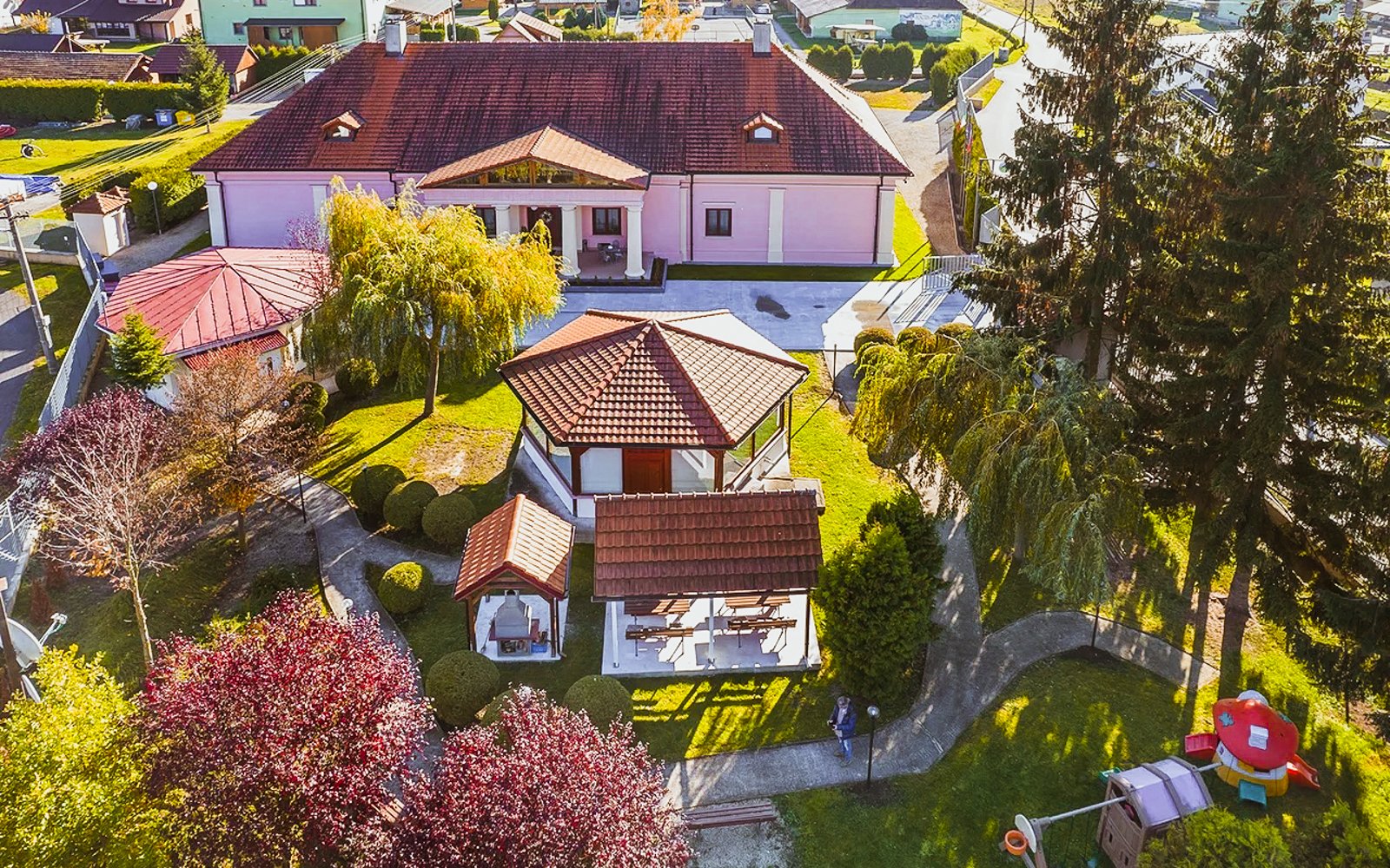 Kaštieľ pri Bešeňovej a aquaparku Happy Village *** s raňajkami a saunou + požičovňa bicyklov a Nordic Walking<br/>Happy Village ***, Ivachnová 23, Ivachnová  034 83, info@happyvillageslovensko.com