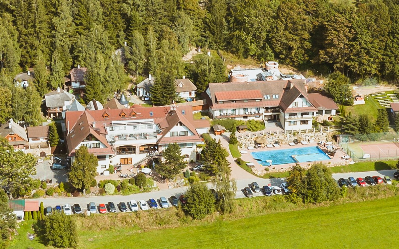 Vysočina: Hotel Podlesí *** pri Rozprávkovej dedinke s polpenziou + bazén a vstup do wellness (vírivky, sauny)<br/>Pohádkové chaloupky & Hotel Podlesí ***, Podlesí u Sněžného 15, Svratka 592 02, recepce@hotelpodlesi.cz