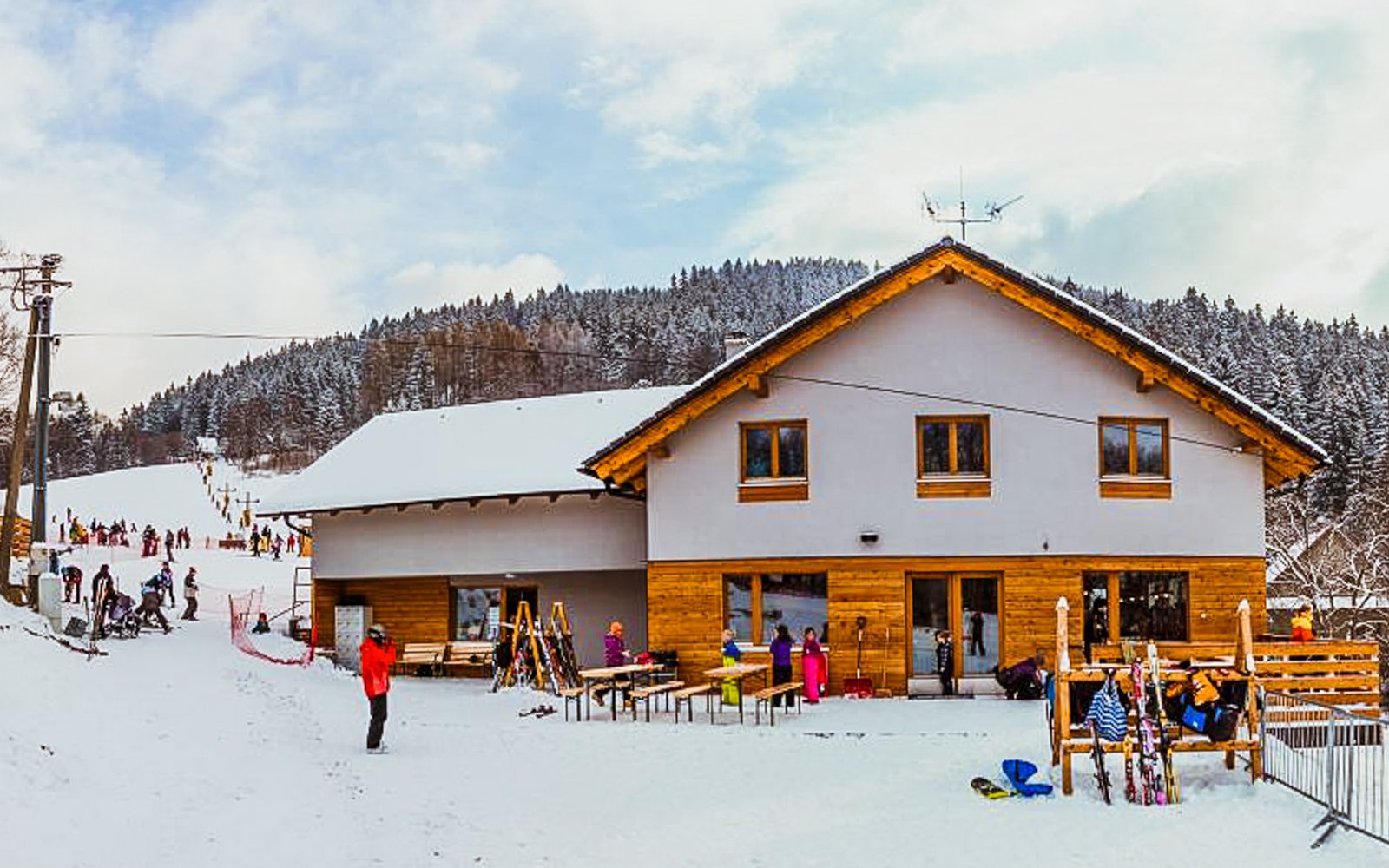Beskydy v lyžiarskom areáli: Pobyt v horskej Chate pod Lysou s raňajkami + aktivity