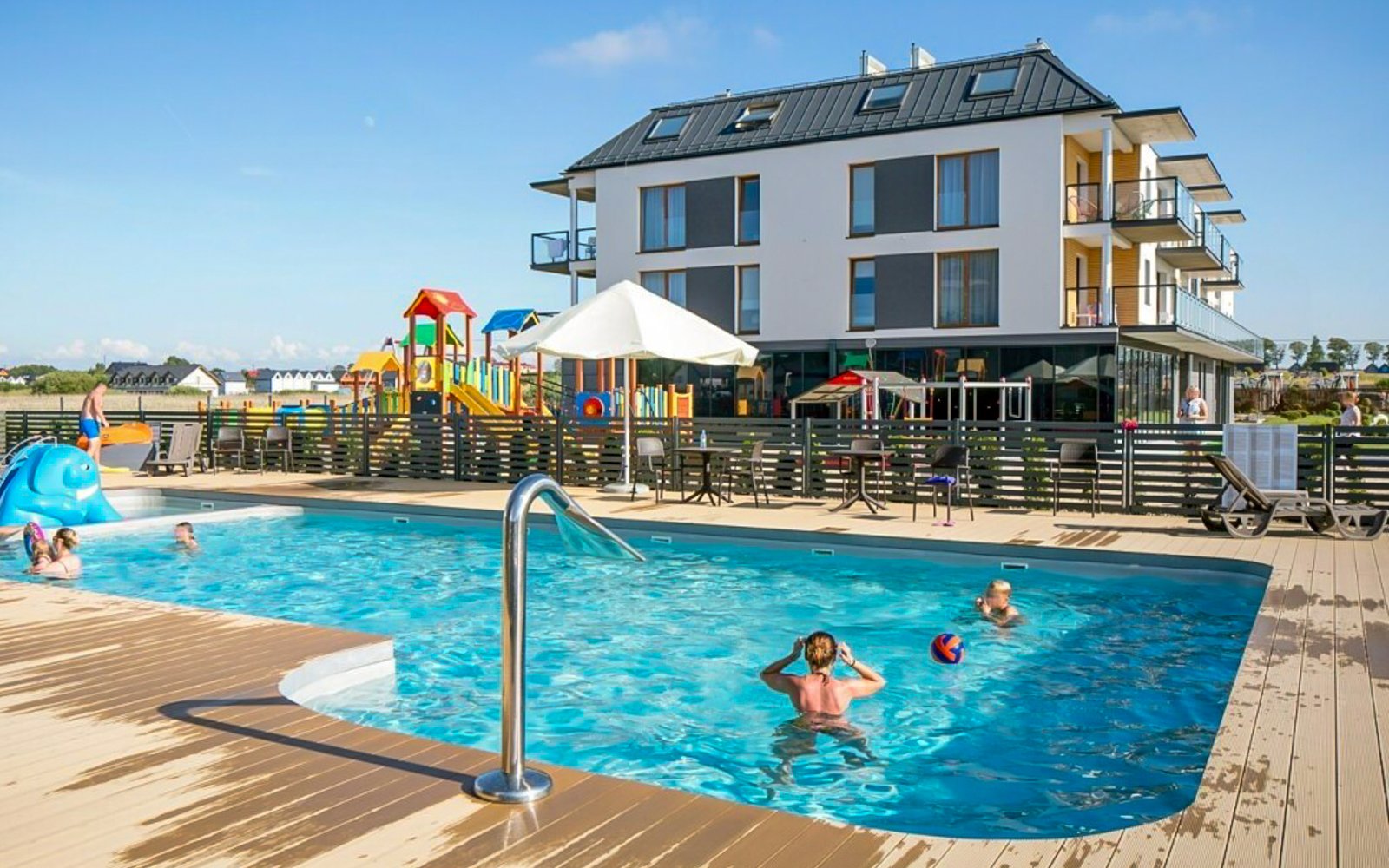 Baltské more: Prímorské letovisko len 700 m od piesočnatej pláže v Blu Apartments s polpenziou a wellness