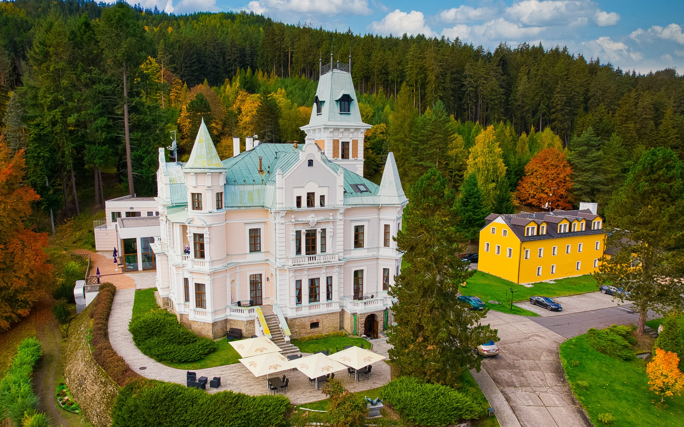 Karlove Vary: Zámocký pobyt v Chateau Cihelny **** s raňajkami či polpenziou, neobmedzeným wellness a masážou