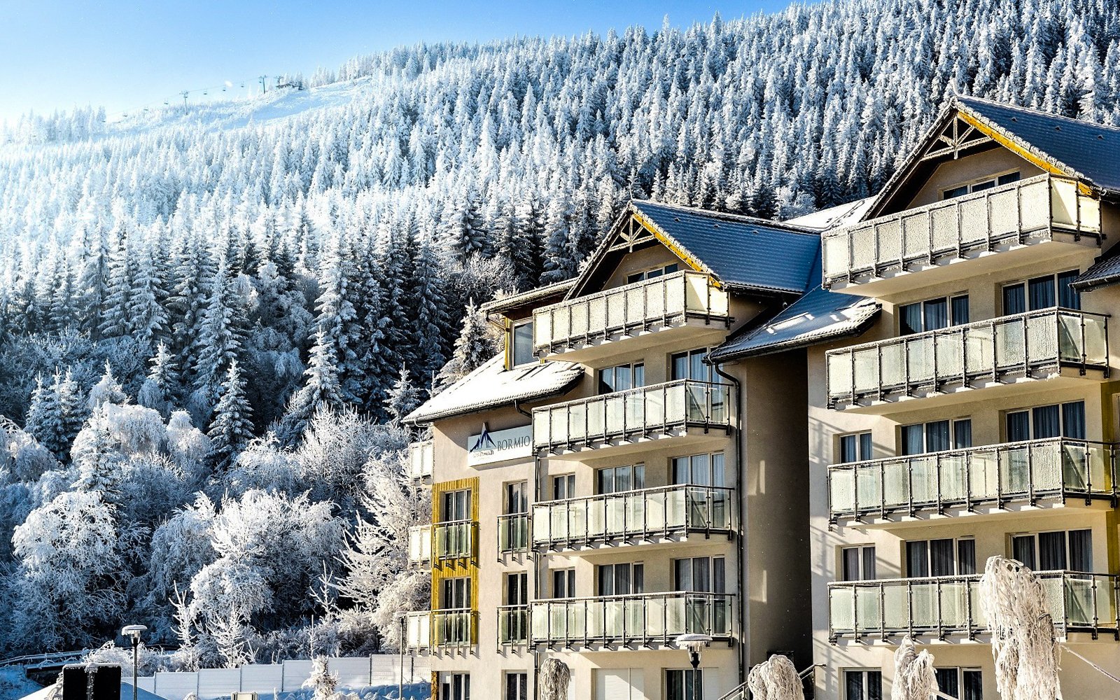 Poľsko v lyžiarskom rezorte: Panorama Czarna Góra s raňajkami, vnútorným bazénom, vírivkou a saunou + lyžiareň