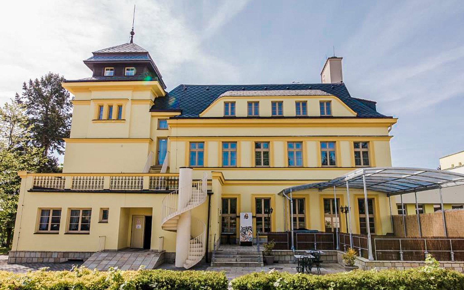 Pobyt pri Prahe: Palace Inn Hotel & Grill Restaurant **** s raňajkami + privátny vstup do wellness a Prosecco<br/>Palace Inn Hotel & Grill Restaurant ****, Všenorská 45, Jíloviště 25202, info@palace-inn.eu