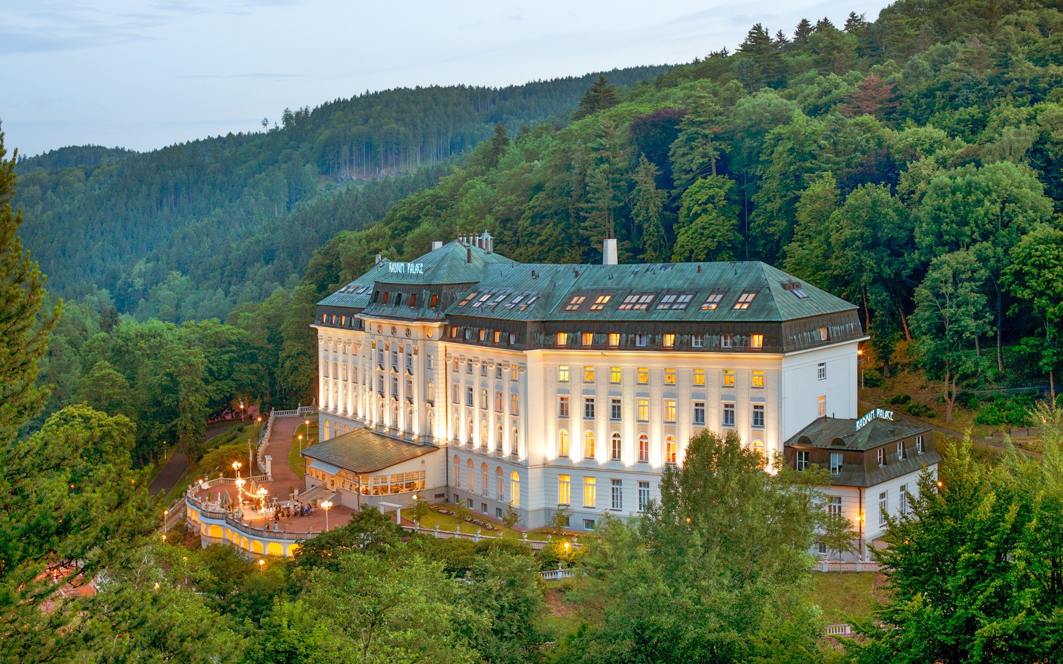 Radónové kúpele Jáchymov: Hotel Radium Palace **** s polpenziou, kúpeľným centrom (bazény a sauny) + masáž<br/>Hotel Radium Palace ****, T. G. Masaryka 413, Jáchymov 36251, rezervace@laznejachymov.cz