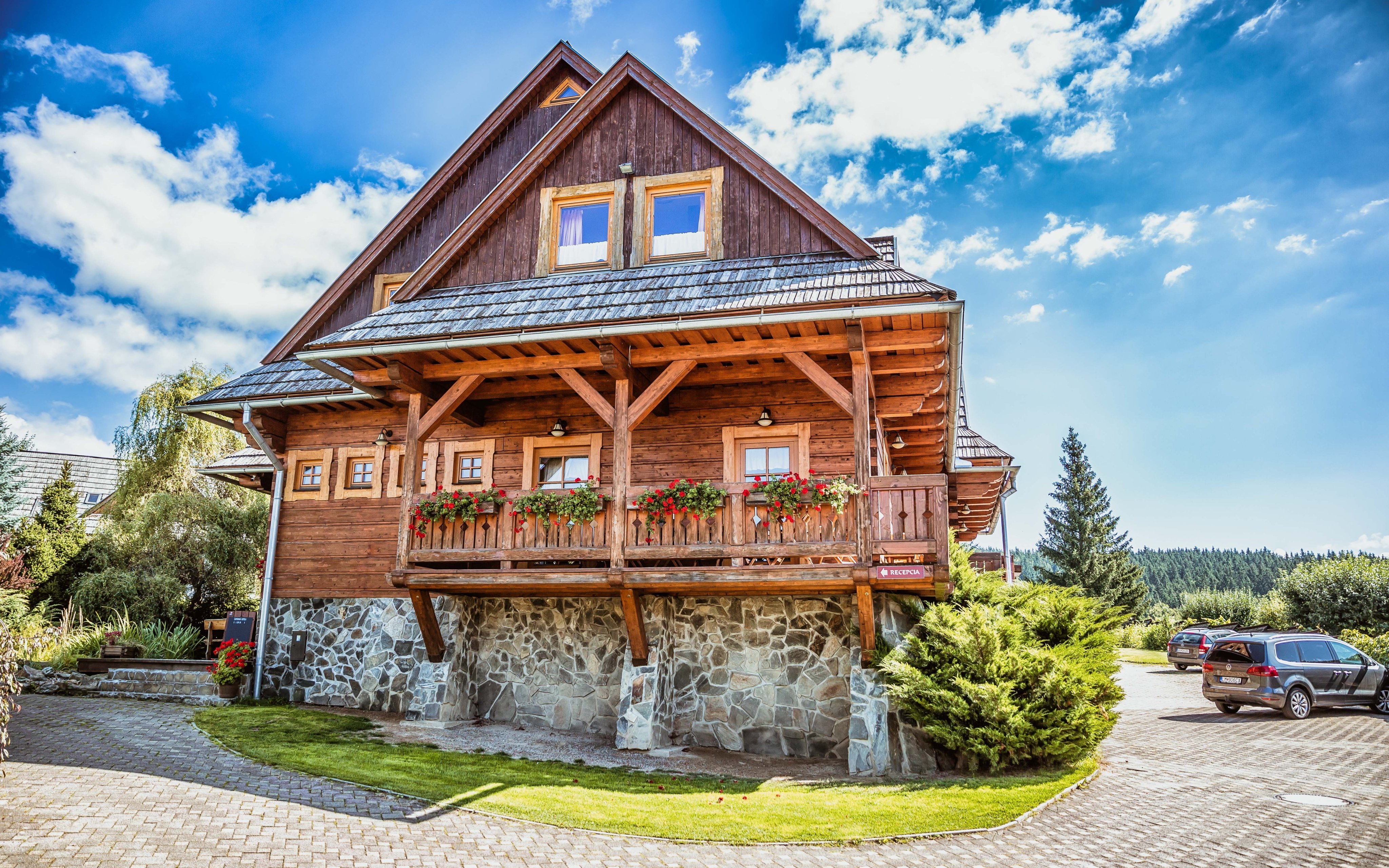 Nízke Tatry v Penzióne Schweintaal s raňajkami/polpenziou, wellness a vonkajším bazénom + sladké občerstvenie<br/>Penzion Schweintaal, Braväcovo 194, Beňuš 976 64, schweintaal@schweintaal.sk