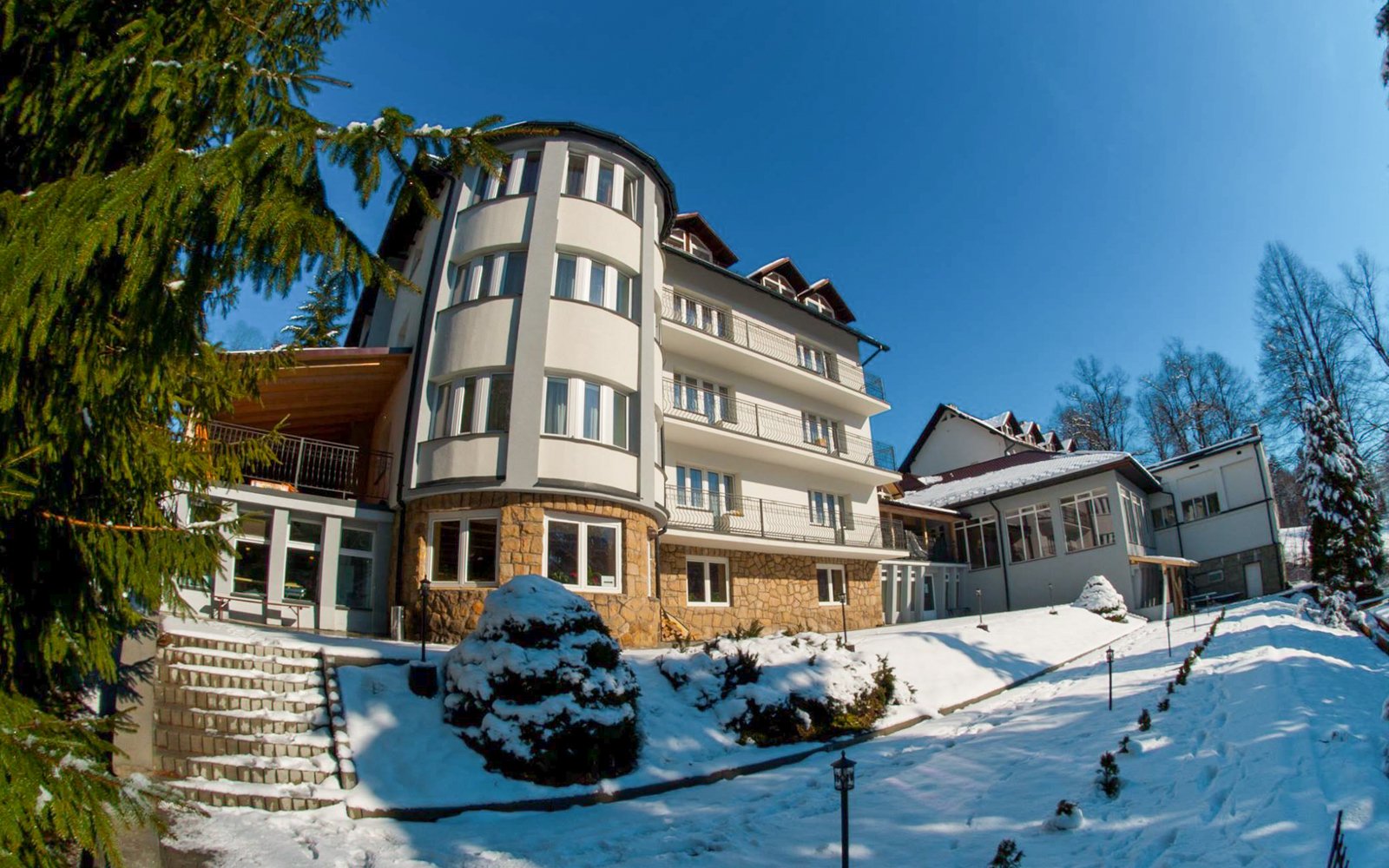 Poľsko pri hraniciach a mnohých ski areáloch: Dom Wczasowy Beskidy s raňajkami/polpenziou, wellness a vyžitím