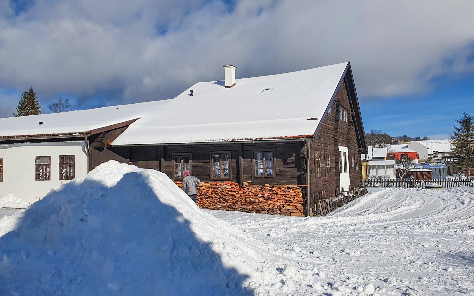 Šumava blízko ski areálov: Penzión Snežná v štýlových izbách s raňajkami či polpenziou + využitie chladničky