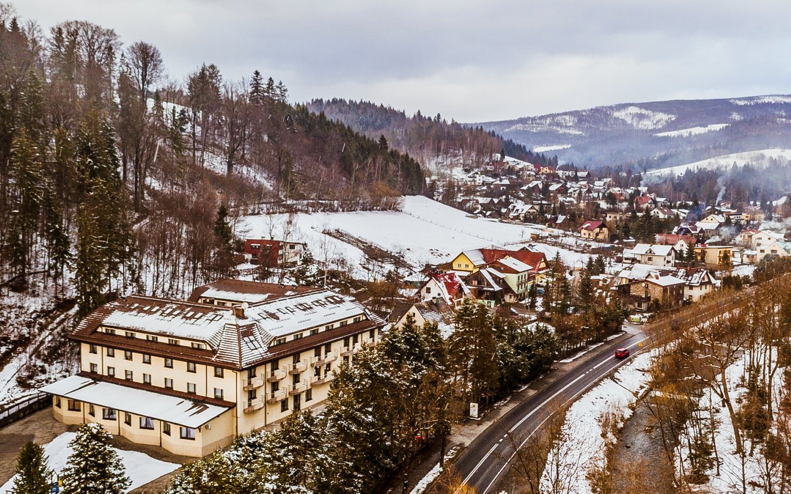 Poľské Beskydy pri hraniciach a 350 m od ski areálu v Hoteli Vestina *** s raňajkami či polpenziou + wellness