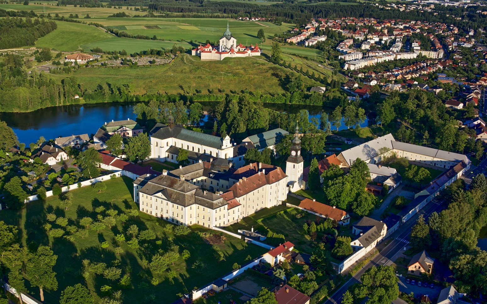 Kúzelný pobyt na zámku Žďár nad Sázavou len pár krokov od Zelenej hory (UNESCO) v moderných izbách + raňajky<br/>Zámek Žďár nad Sázavou, Zámek 8/8, Žďár nad Sázavou 591 02, reception@zamekzdar.cz