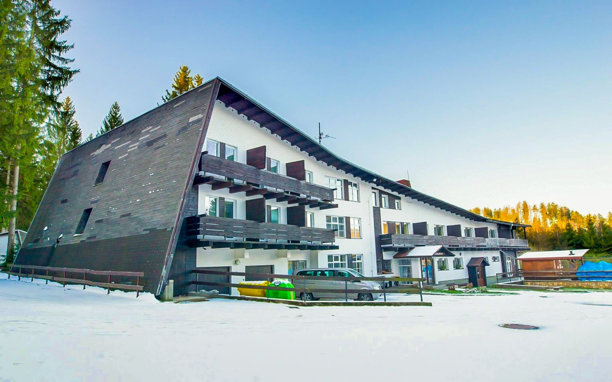 Beskydy pri skiareáloch a chodníku v oblakoch: Hotel Bečva s raňajkami formou bufetu a vyžitím - stolný futbal