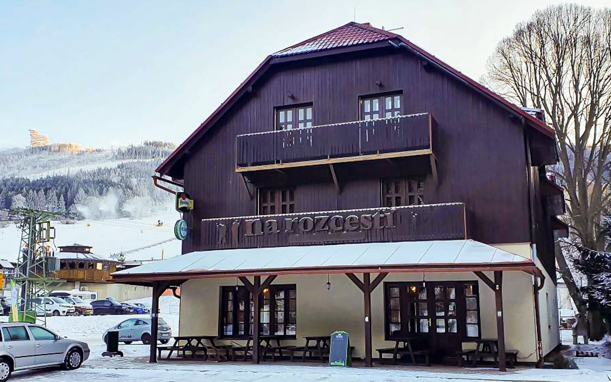 Dolná Morava 200 m od zjazdovky, pri Chodníku v oblakoch a Sky Bridge 721 v Penzióne Na Rozcestí s polpenziou