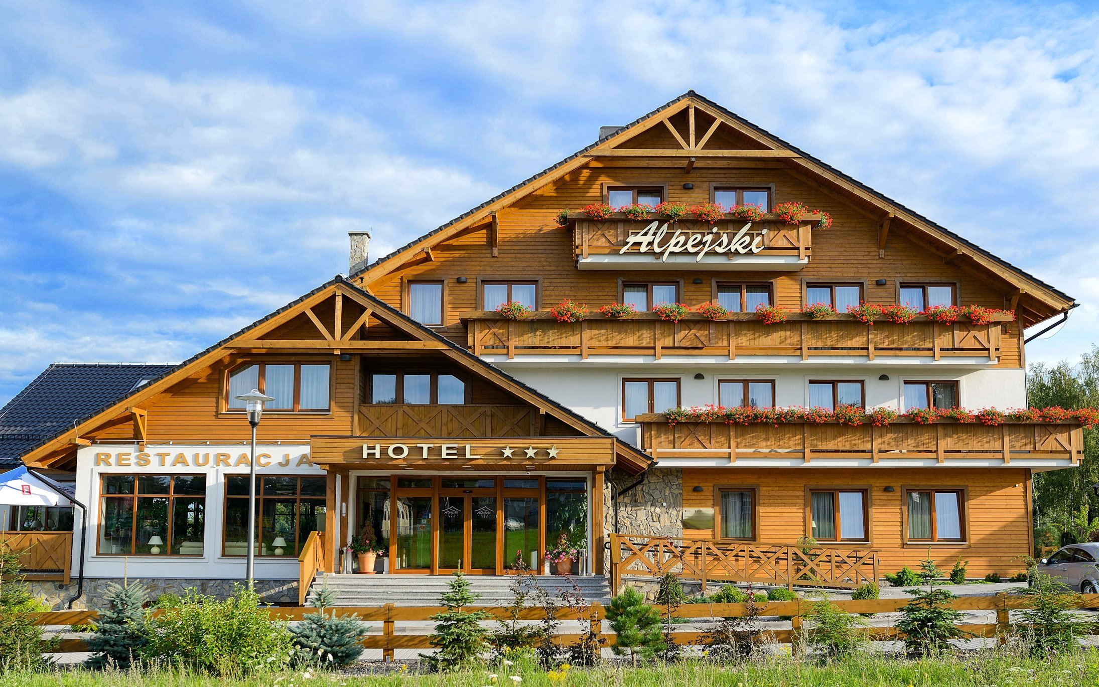 Polanica Zdroj: Hotel Alpejski *** s raňajkami či polpenziou a vstupom do wellness neobmedzene (bazén a sauna)<br/>Hotel Alpejski ***, Zdrojowa 89, Polanica-Zdrój 57-320, recepcja@hotel-alpejski.pl