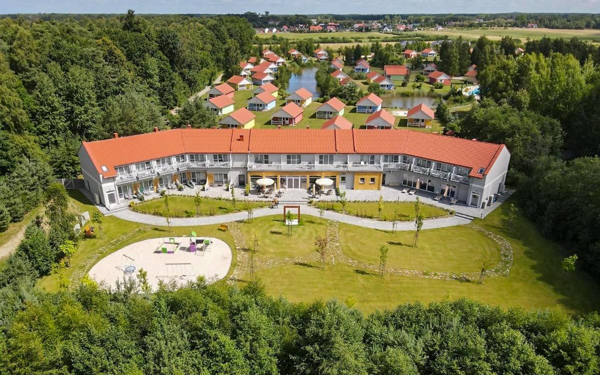 Poľsko pri mori a jazerách v Holiday Parku Kacze Stawy s polpenziou, bazénmi, vonkajšími atrakciami a animácia