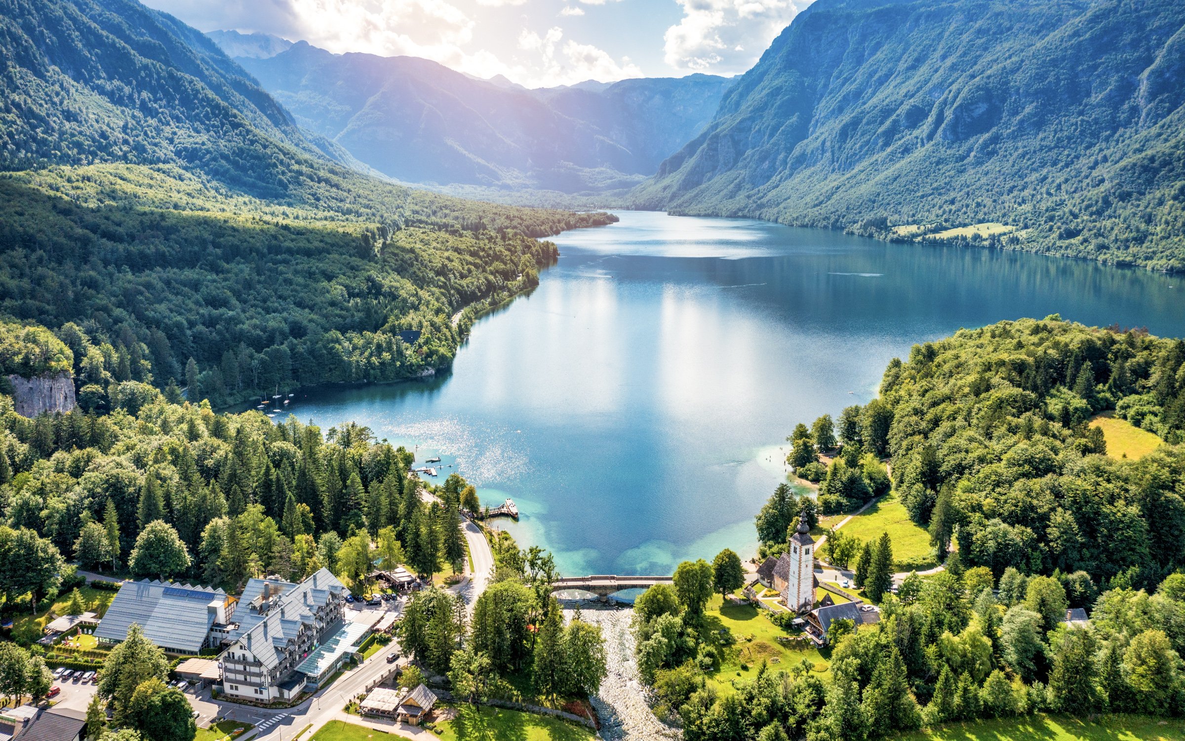 Slovinsko 100 m od Bohinjského jazera: Hotel Jezero **** s raňajkami/polpenziou a vstupom do bazéna i sauny<br/>Hotel Jezero ****, Ribčev Laz 51, Bohinjsko jezero 4265, info@hotel-jezero.si