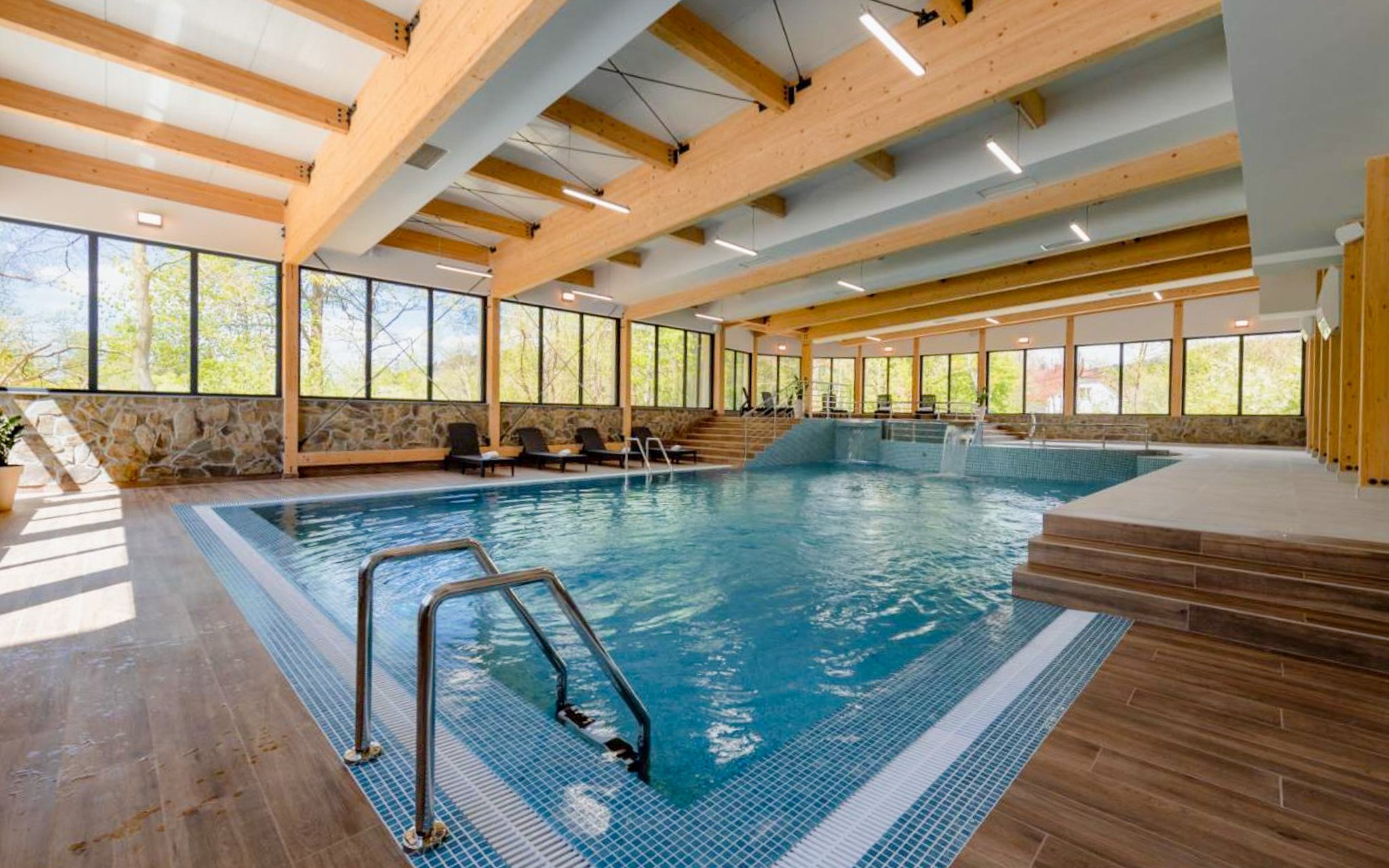 Poľské Beskydy: Country Club Żywiec s raňajkami + wellness (bazén, vírivka, infrasauna), posilňovňa a herňa
