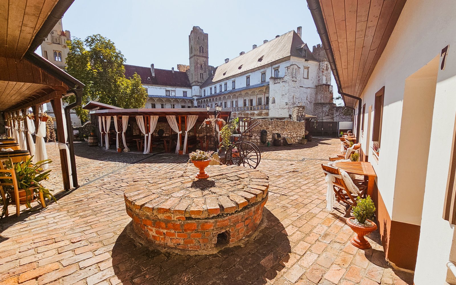 Břeclav blízko hraníc a Lednicko-valtického areálu: Zámecký penzion Rotunda s raňajkami + parkovanie zadarmo