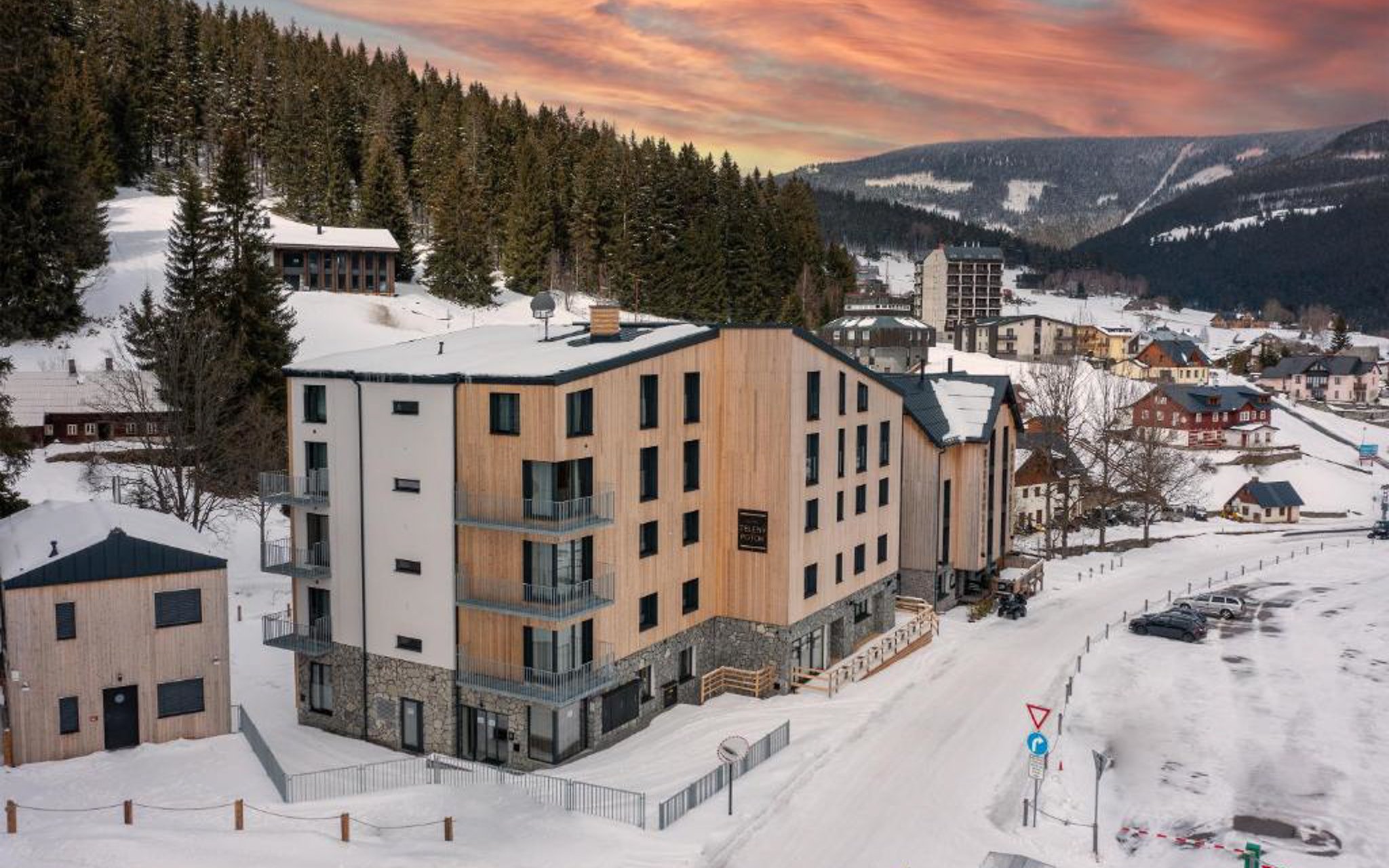 Krkonoše pri ski areáloch: Pec pod Sněžkou v Hoteli Zelený potok **** s raňajkami formou bufetu + zľavy