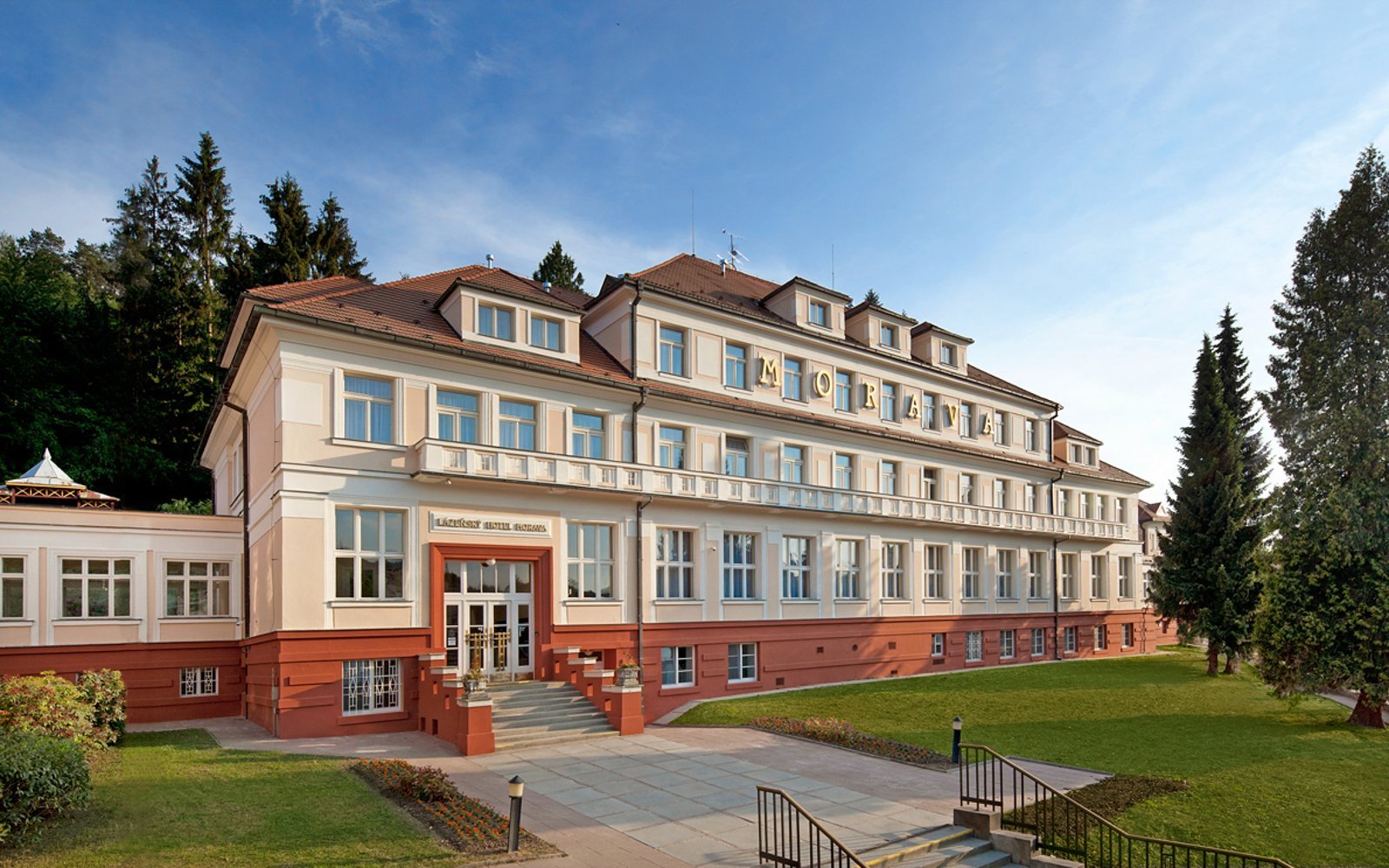 Pobyt v centre Luhačovíc: Hotel Morava *** s polpenziou + až 12 kúpeľných procedúr, welcome drink a pitná kúra