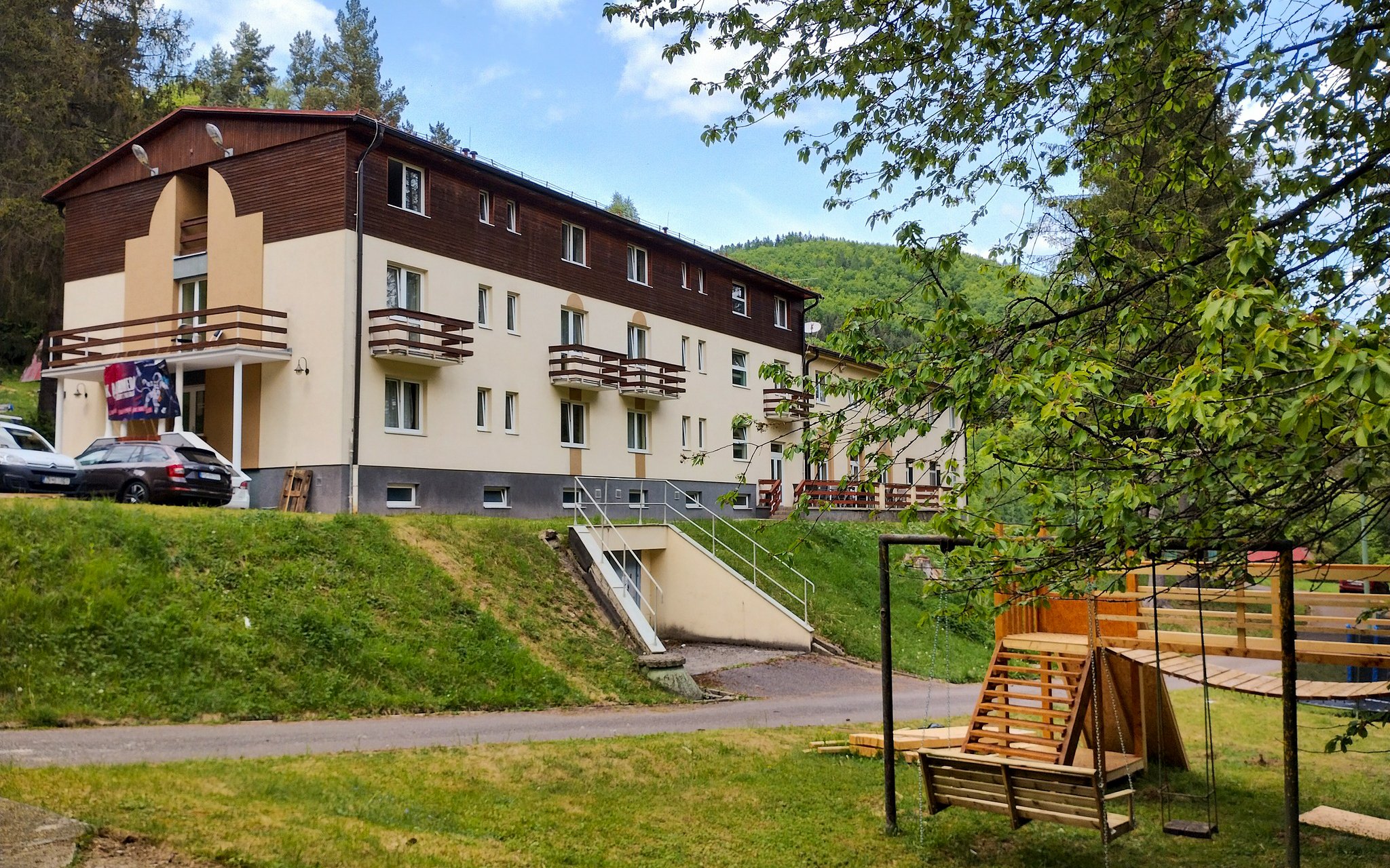 Pobyt pri CHKO Strážovské vrchy: Hotel Magura *** s raňajkami či polpenziou a vstupom do wellness + procedúry