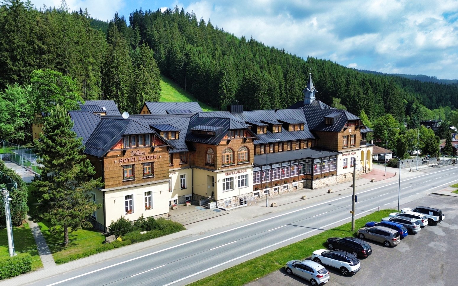 Beskydy: 3* Hotel Bauer s polpenziou, neobmedzeným wellness (bazén, vírivka, 3 sauny) a zľavovou kartou