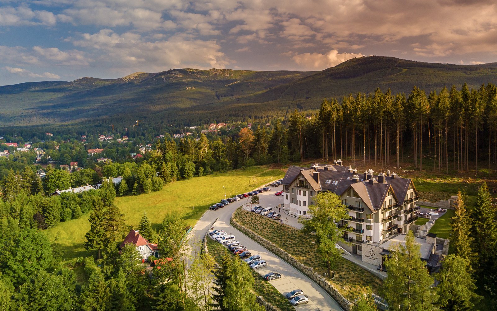 Poľsko: Szklarska Poręba v Czarny Kamień RESORT & SPA **** s raňajkami či polpenziou + wellness a fľaša vína