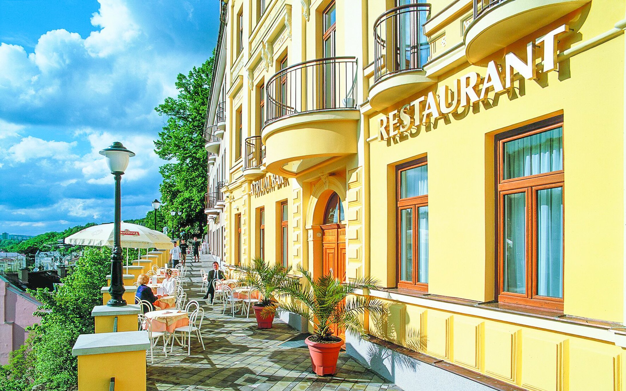Karlove Vary v centre: Hotel Jean de Carro **** s raňajkami a wellness neobmedzene + zľava na procedúry