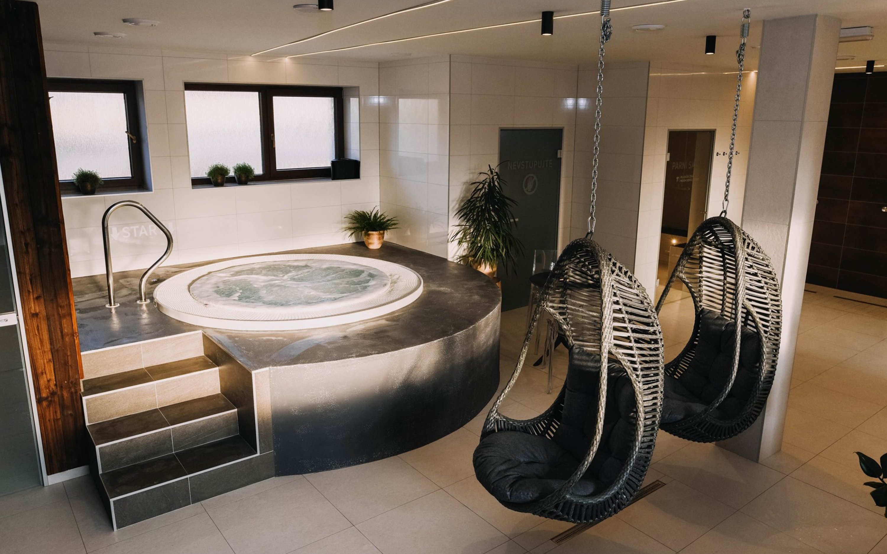 Moravské Slovácko pri atrakciách: Pobyt v apartmáne vo Wellness Veselí s raňajkami, 2 vírivkami a 2 saunami