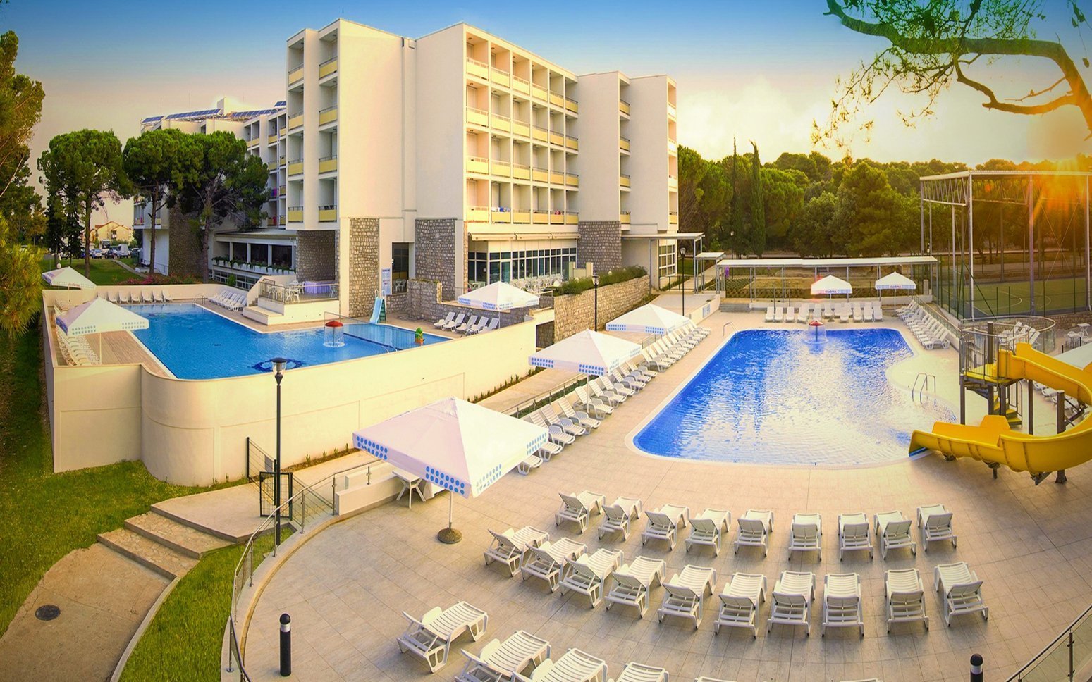 Chorvátsko: Biograd na Moru 800 m od pláže v Hoteli Adria *** s all inclusive + 2 vonkajšie bazény a animácie