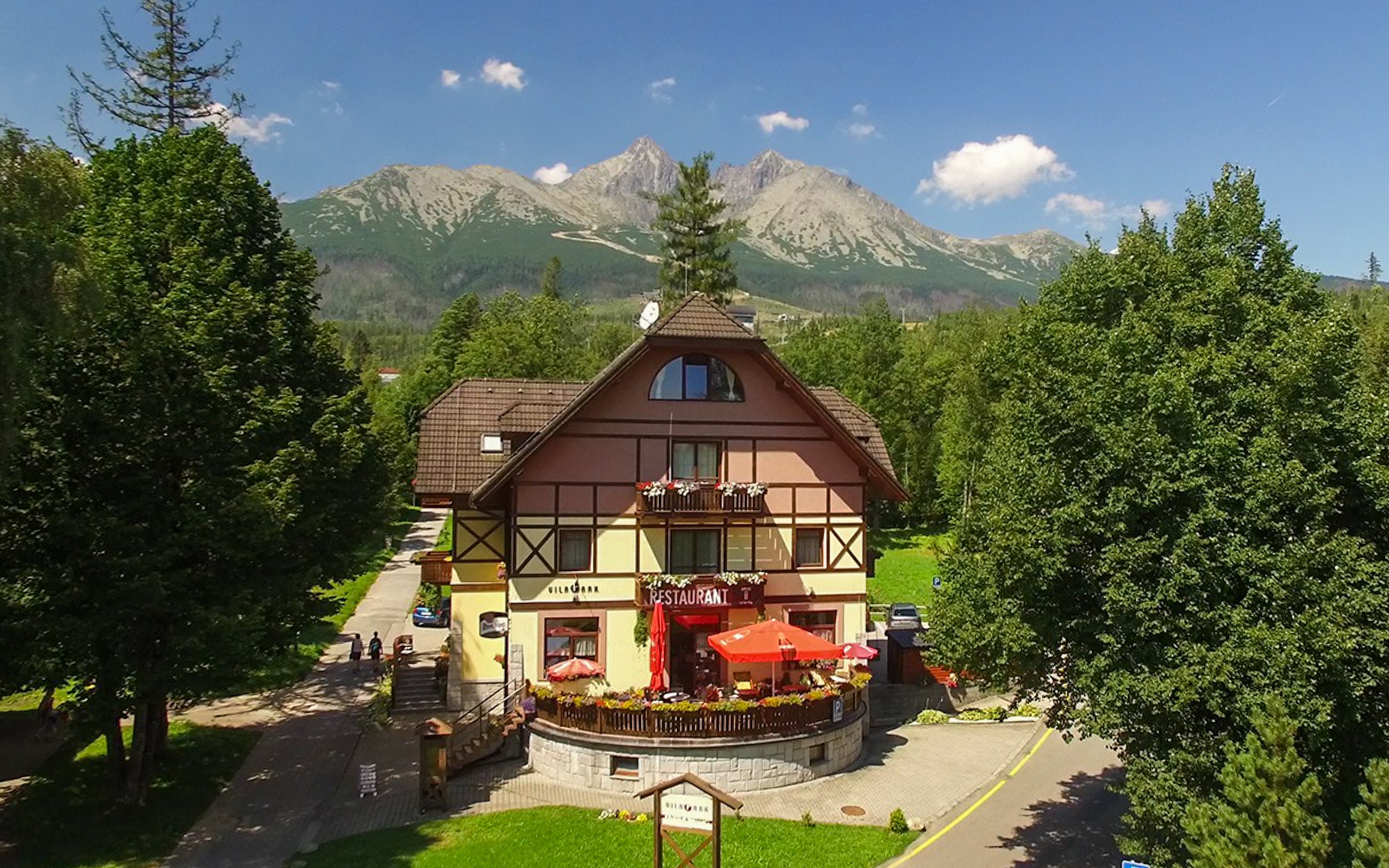 Vysoké Tatry: Tatranská Lomnica pri bobovej dráhe a atrakciách vo Vile Park *** s polpenziou + 2 sauny a zľavy
