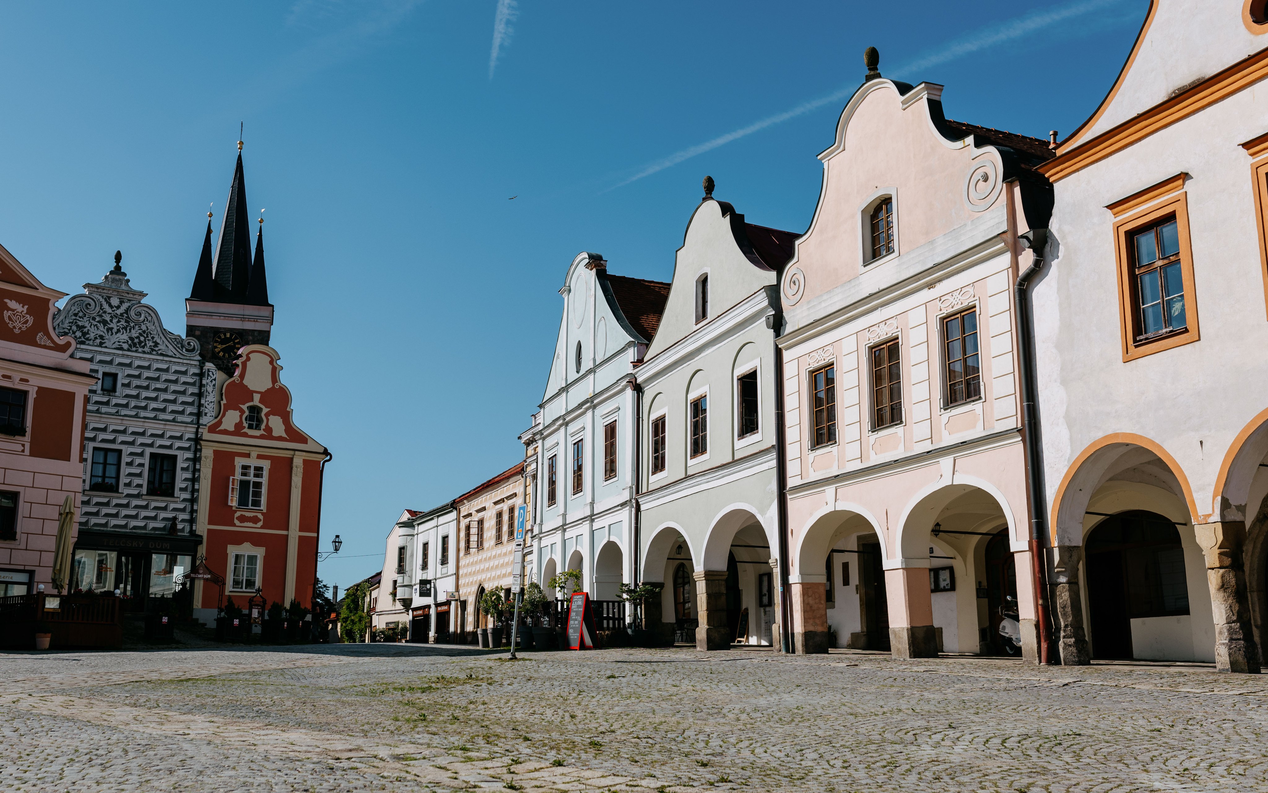 Pobyt pri pamiatkach UNESCO: Historické centrum Telča v romantickom Penzióne No. 20 s bufetovými raňajkami