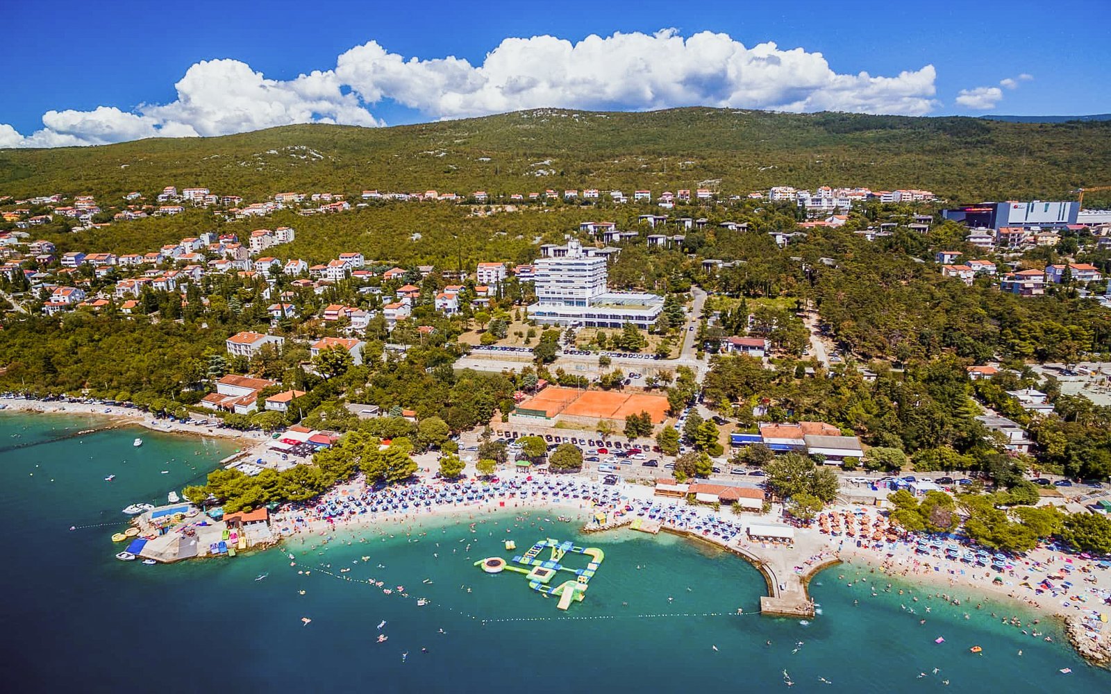 Malebná Crikvenica 250 m od pláže v Hoteli Omorika **** s all inclusive a bazénom + deti do 12 rokov zadarmo