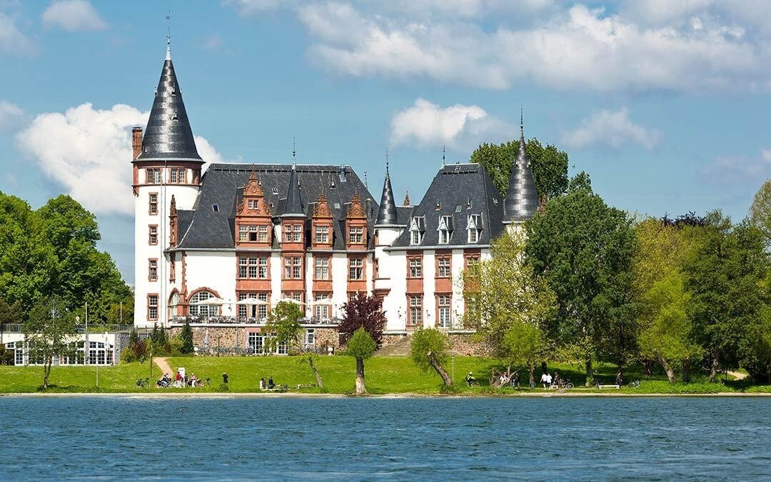 Nemecko pri jazere Müritz v zámockom Seehoteli Schloss Klink s raňajkami, krytým bazénom a saunovou zónou