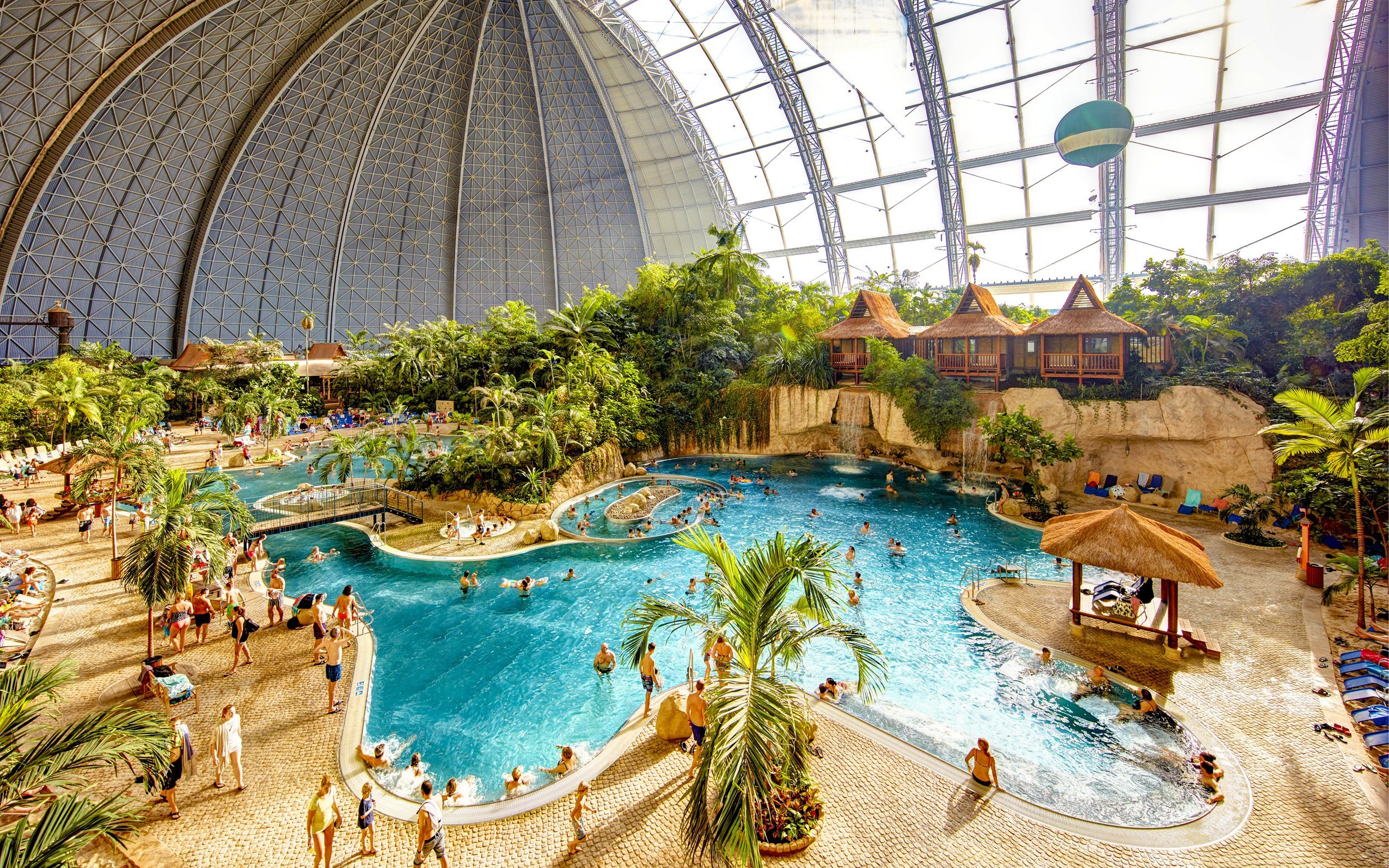 Nemecko: Exotický raj Tropical Islands s raňajkami, plážou a vnútornými i vonkajšími bazénmi neobmedzene